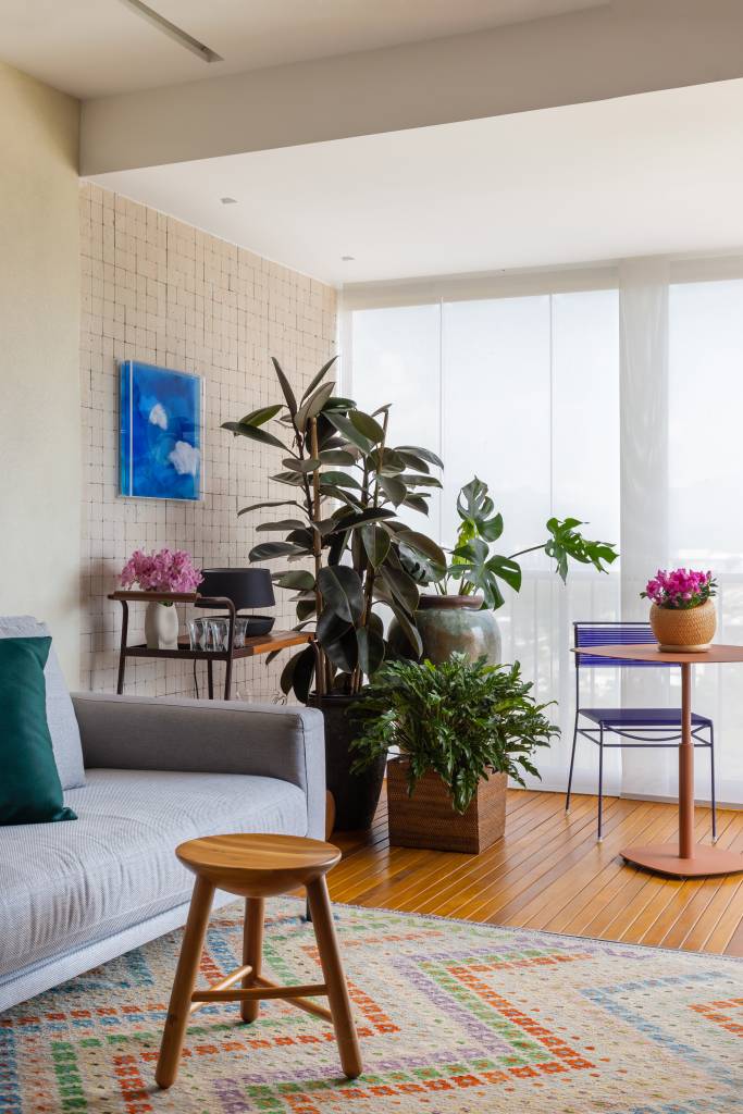 Sala de estar integrada com varanda e jantar; plantas;