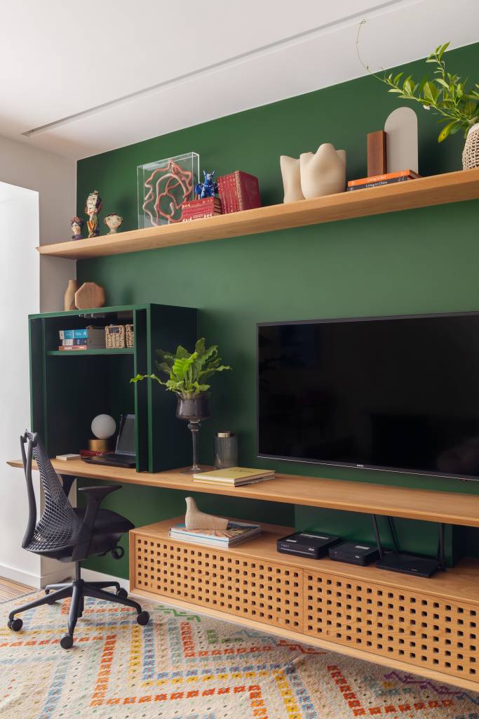 ape-110m-decoracao-contemporanea-toques-retro-kelly-figueiredo-06-sala-verde-tv-rack-home-office Home office pequeno em sala com parede verde.