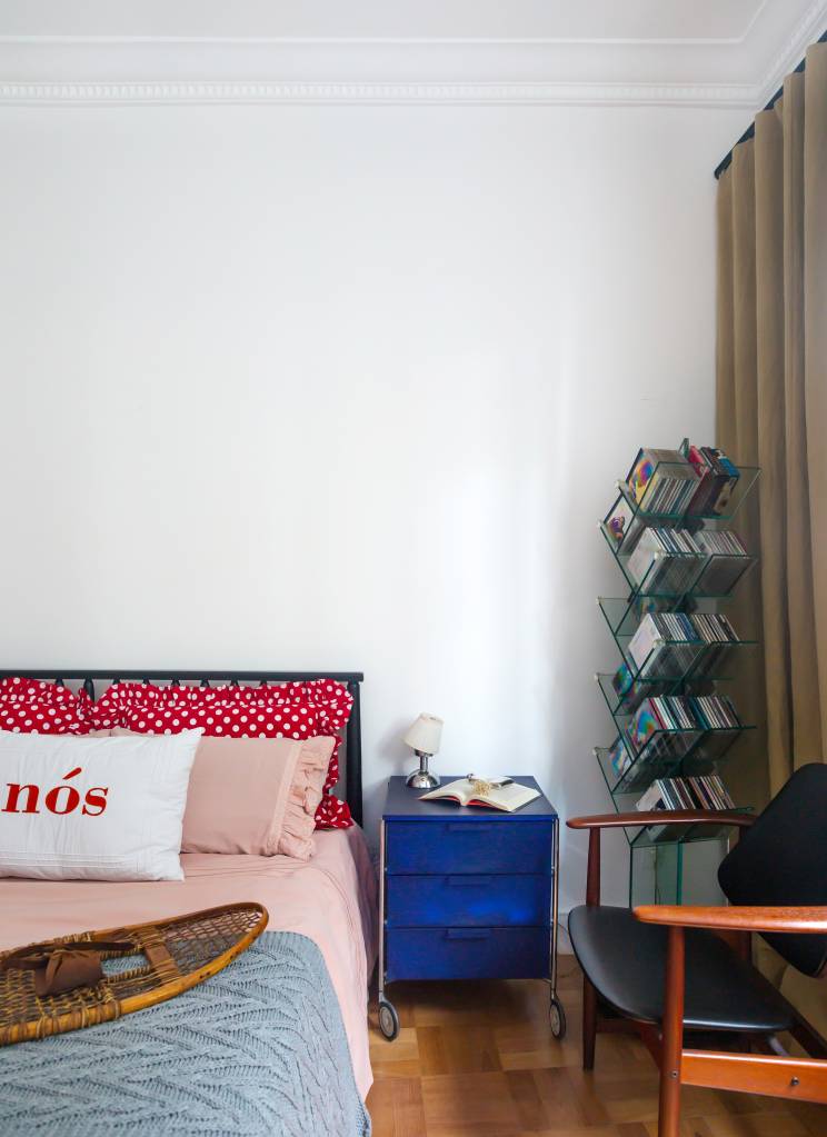 ape-120m-ganha-quarto-extra-decor-vintage-industrial-pilula-arquitetura-13 Quarto com cama de casal e almofada estampada.