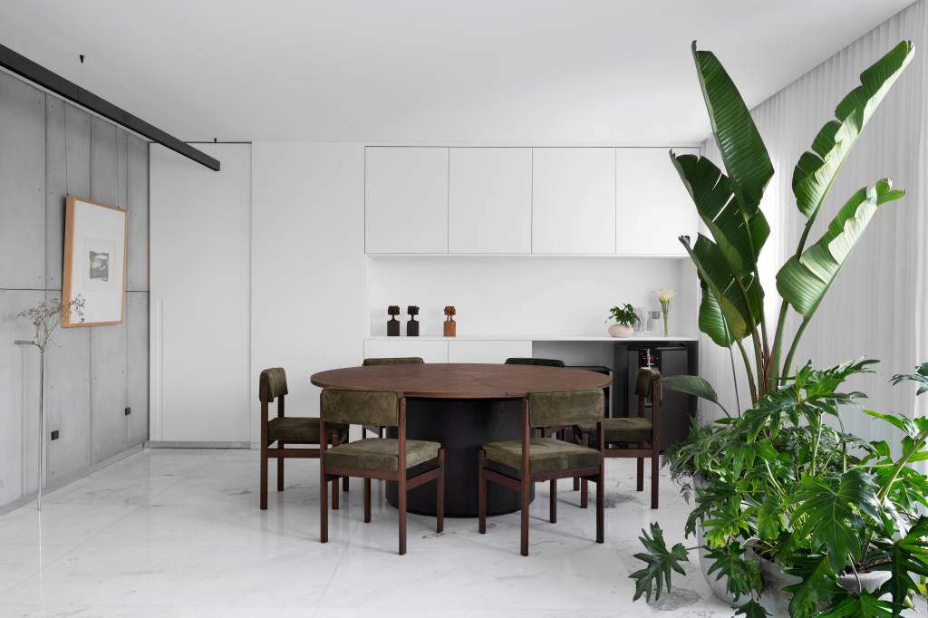 Apê de 150m² tem cozinha de 16m² e placas cimentícias nas paredes