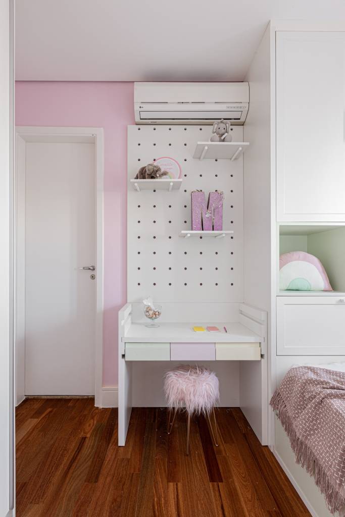 Quarto infantil de menina com paleta rosa, nichos e pegboard