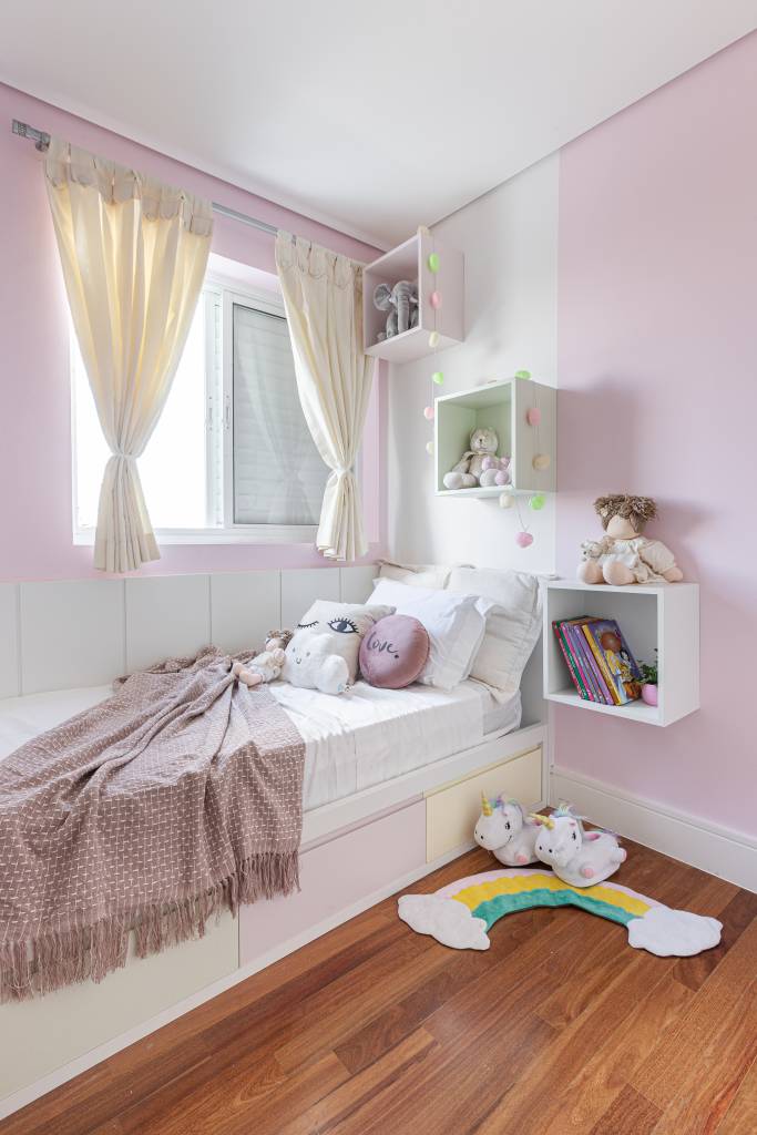 Quarto infantil de menina com paleta rosa, nichos e pegboard