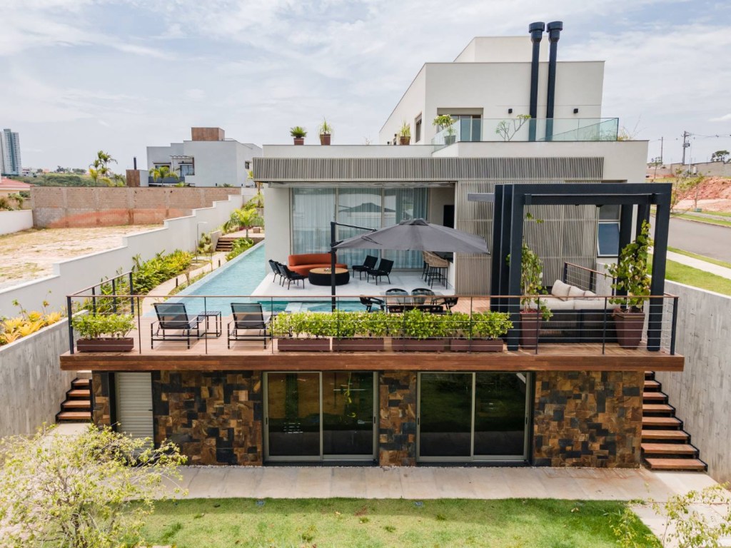 Área gourmet flutuar piscina casa 650 m2 Sabrina Salles Adriano Salles arquitetura piscina fachada jardim pergolado paisagismo