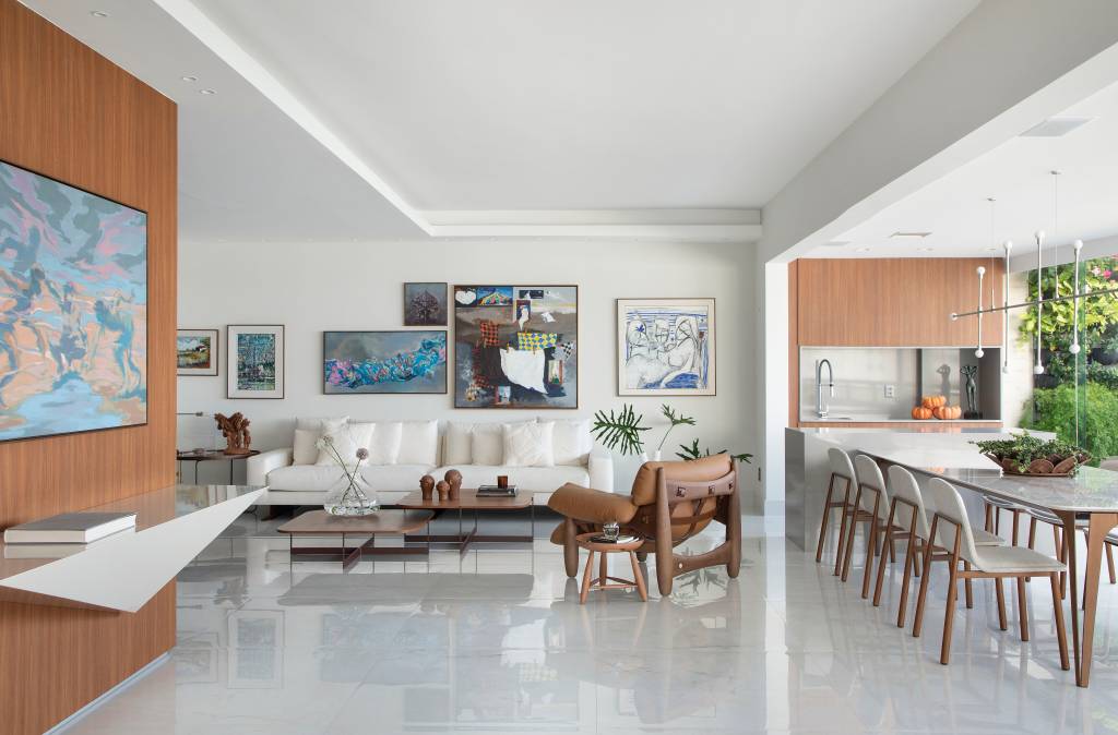 Base neutra branca valoriza arte em área social integrada de 123m²