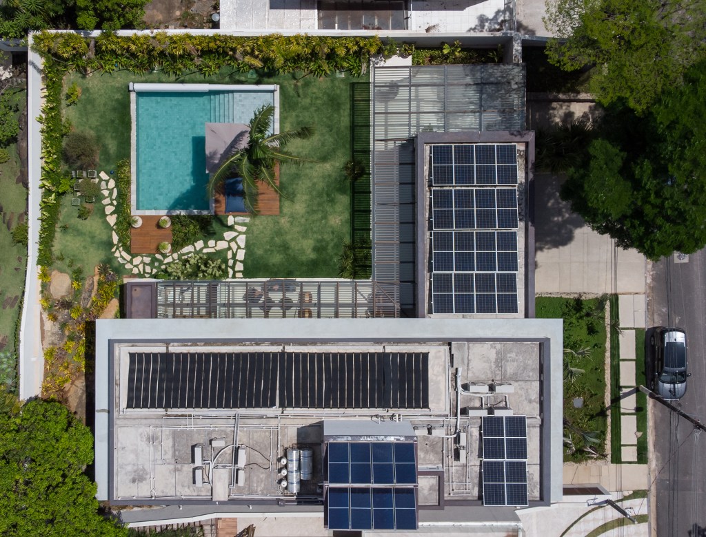 Brises fachada jogo sombras casa de 690 m2 C2H.a Arquitetura fachada jardim paisagismo piscina vista aerea