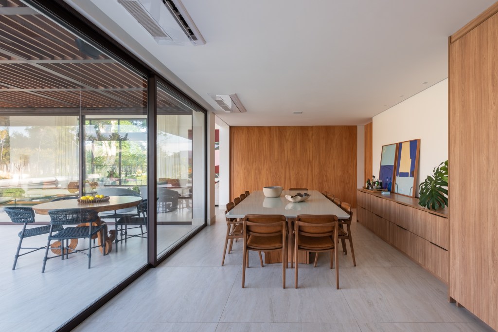 Brises fachada jogo sombras casa de 690 m2 C2H.a Arquitetura sala jantar mesa cadeira varanda madeira