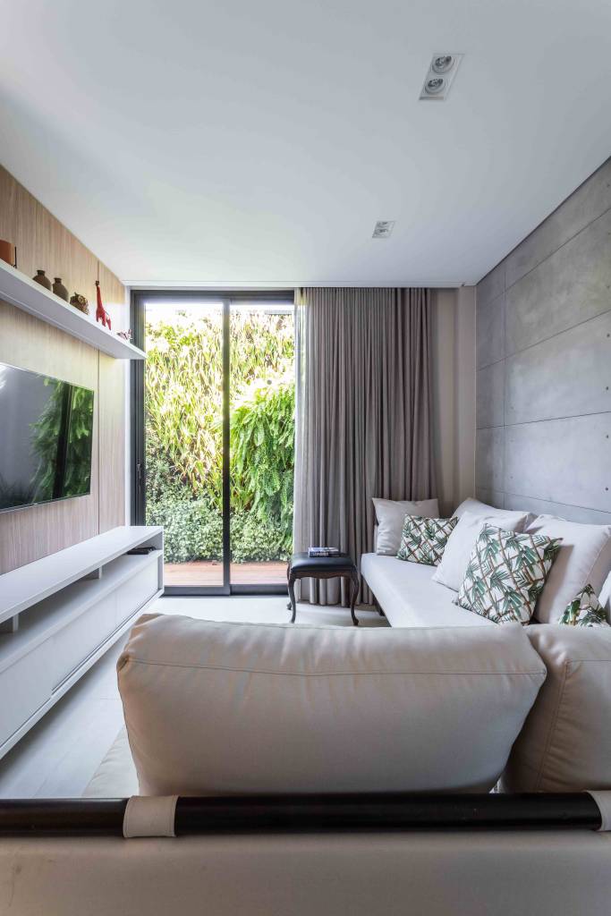 casa-502-m2-arquitetura-clean-atemporal-casalli-arquitetura-credito-leandro-moraes-sala-tv(41) Casa 502 m2 arquitetura clean atemporal Casalli Arquitetura decoração sala tv sofa marcenaria cortina cinza