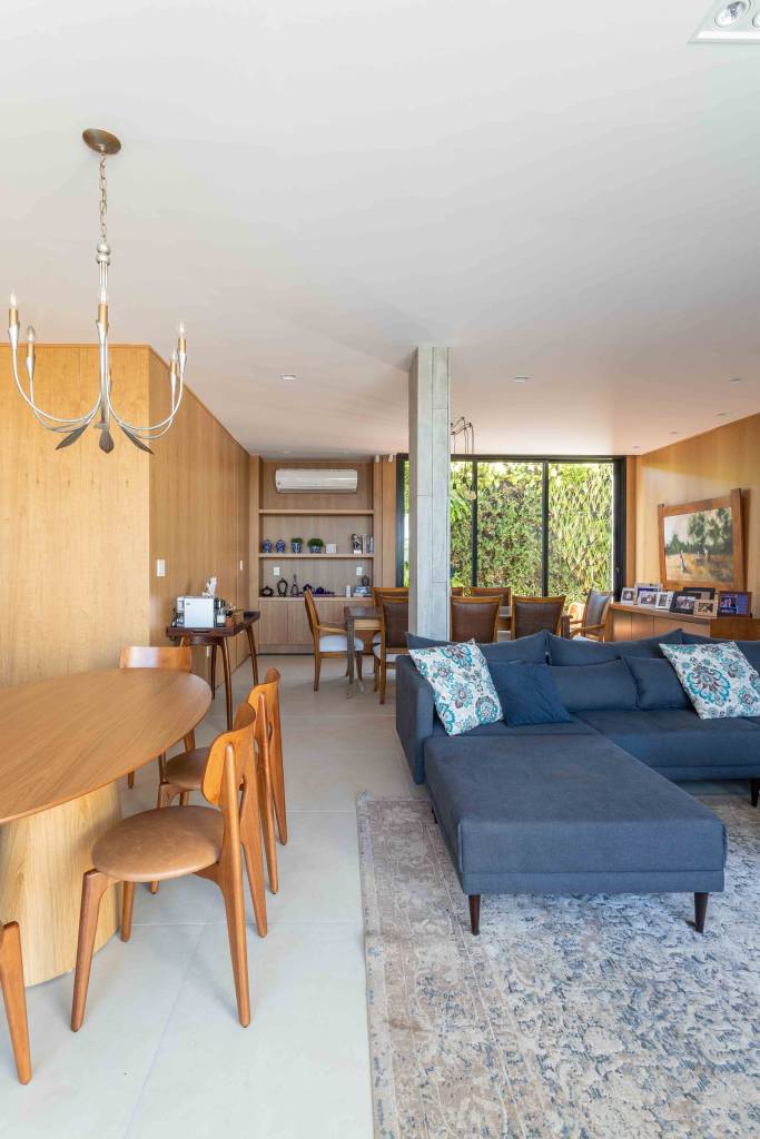 casa-502-m2-arquitetura-clean-atemporal-casalli-arquitetura-credito-leandro-moraes-sala(15) Casa 502 m2 arquitetura clean atemporal Casalli Arquitetura decoração sala sofa estar mesa madeira quadros