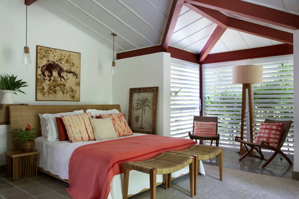 casa-600-m2-vista-mar-decor-rustico-contemporaneo-credito-mca-estudio-quarto(19) Casa 600 m2 vista mar décor rústico contemporâneo Escala Arquitetura carolina escada patricia landau decoracao quarto cama cortina quadro poltrona