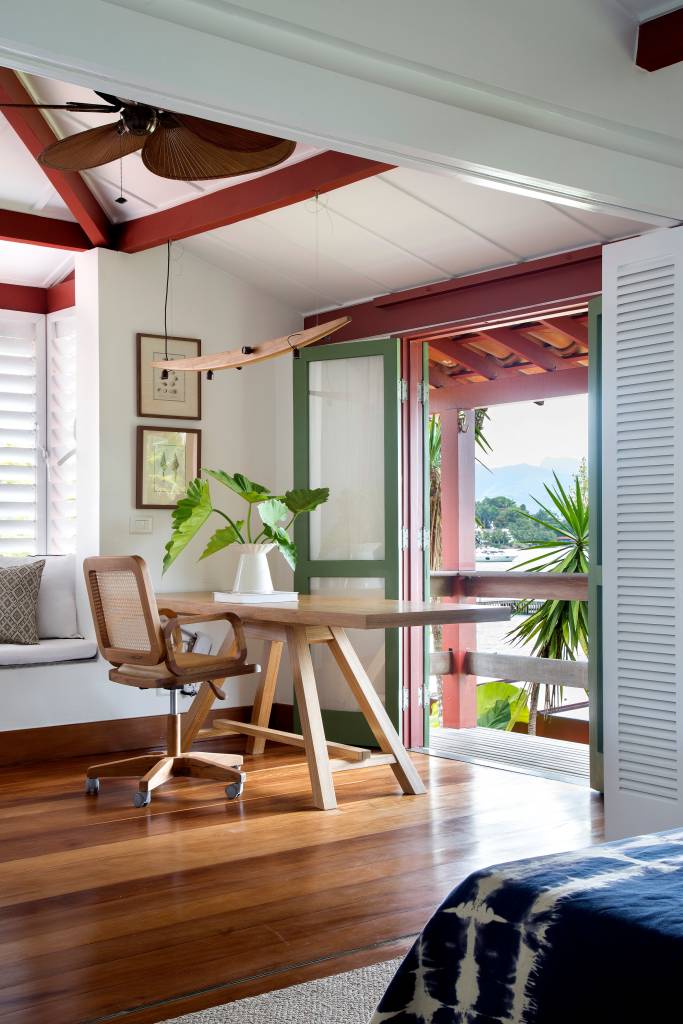 casa-600-m2-vista-mar-decor-rustico-contemporaneo-credito-mca-estudio-quarto(33) Casa 600 m2 vista mar décor rústico contemporâneo Escala Arquitetura carolina escada patricia landau decoracao quarto cama mesa cadeira home office escritorio