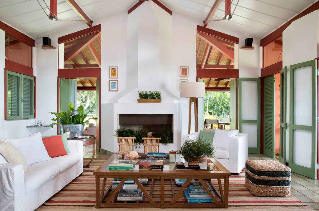 casa-600-m2-vista-mar-decor-rustico-contemporaneo-credito-mca-estudio-sala(30) Casa 600 m2 vista mar décor rústico contemporâneo Escala Arquitetura carolina escada patricia landau decoracao sala lareira banco tapete mesa