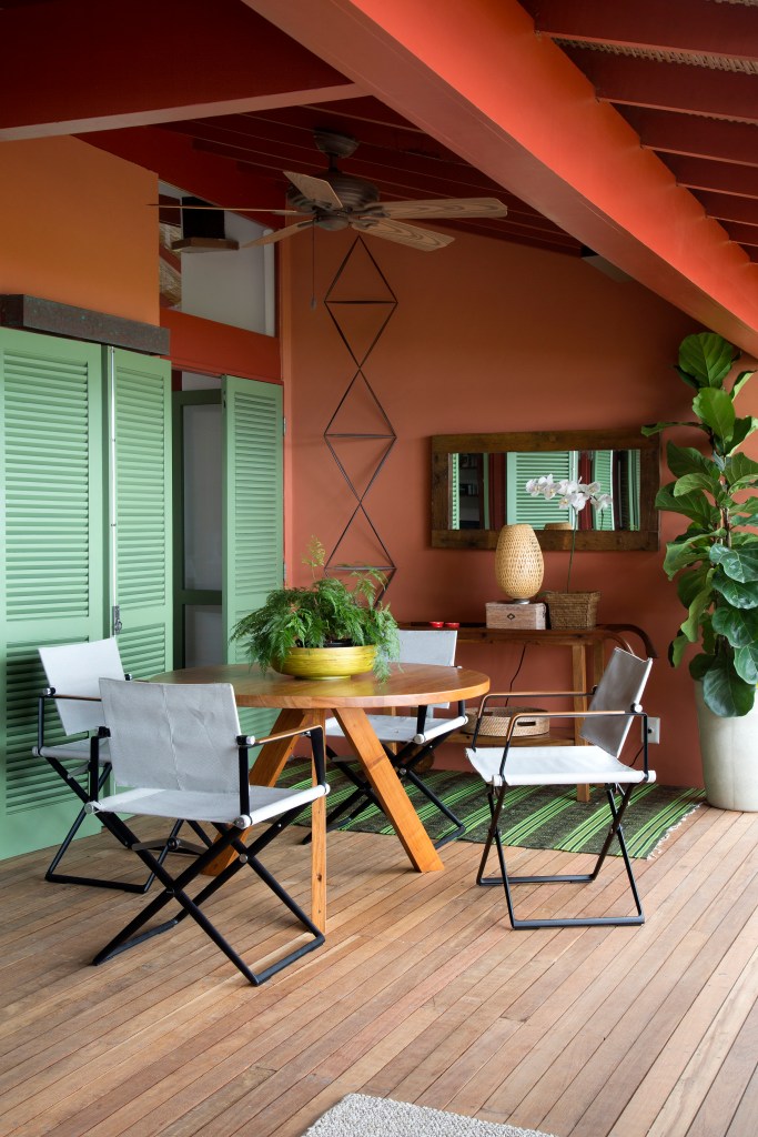 Casa 600 m2 vista mar décor rústico contemporâneo Escala Arquitetura carolina escada patricia landau decoracao varanda paisagem mesa cadeira jardim