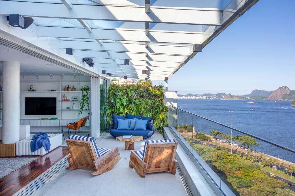 Cobertura de 320m² tem varanda integrada e pórtico de muxarabi