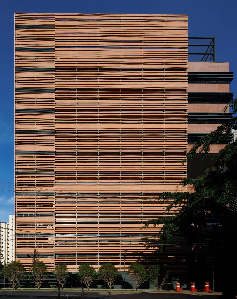 Colégio Bandeirantes ganha expansão com prédio moderno. Projeto de aflalo/gasperini arquitetos.