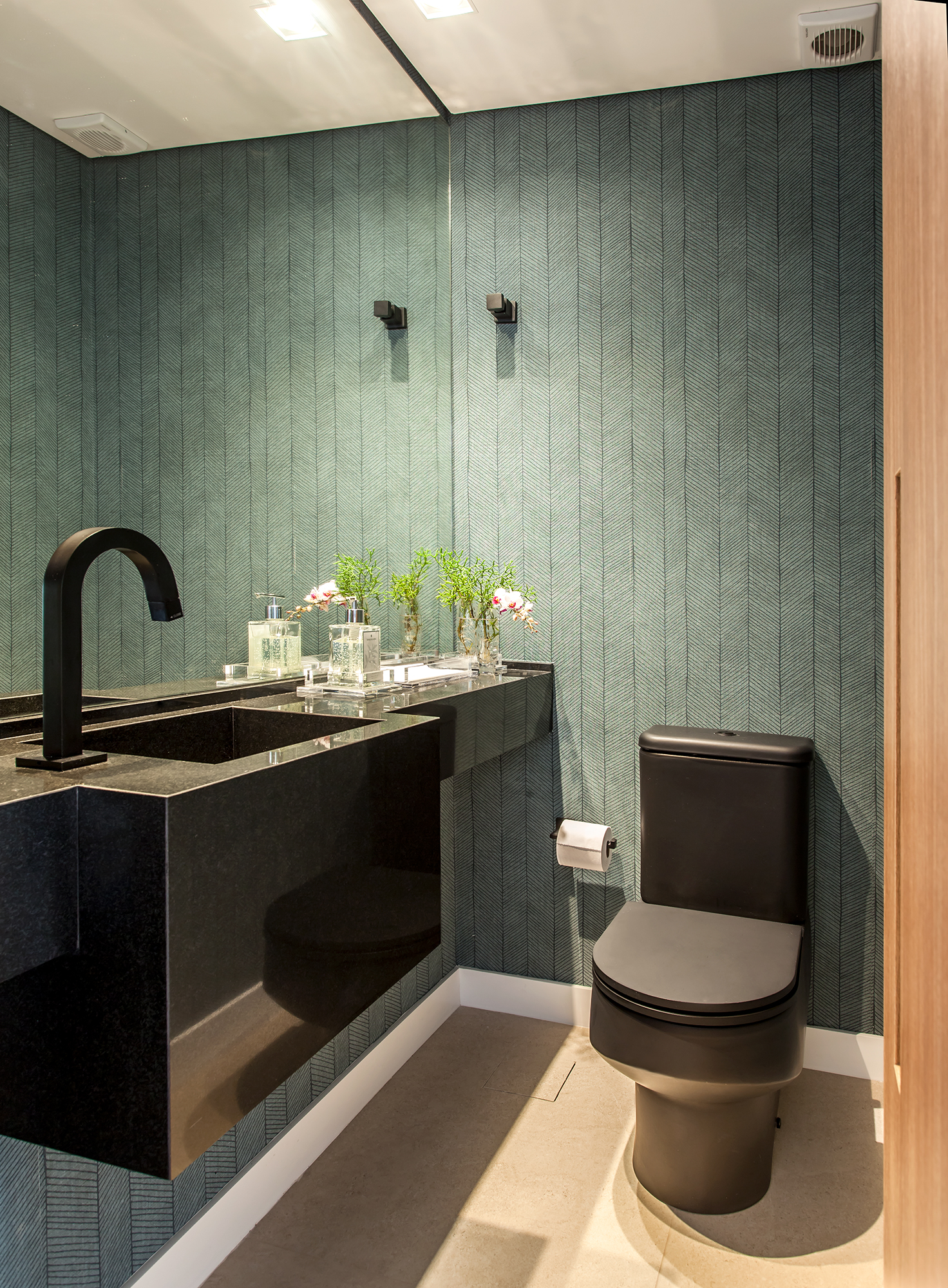 Paleta cores alegres tons terrosos décor apê 230 m2 Korman Arquitetos decoração banheiro espelho verde torneira