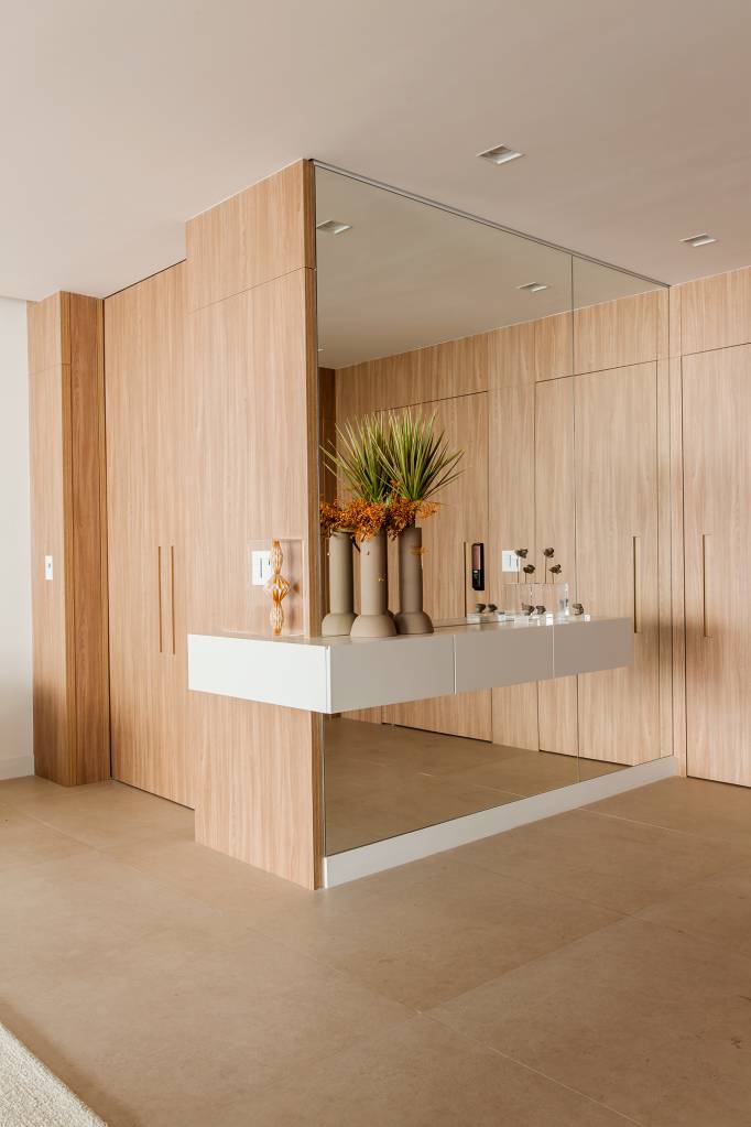Paleta cores alegres tons terrosos décor apê 230 m2 Korman Arquitetos decoração hall entrada madeira marcenaria espelho