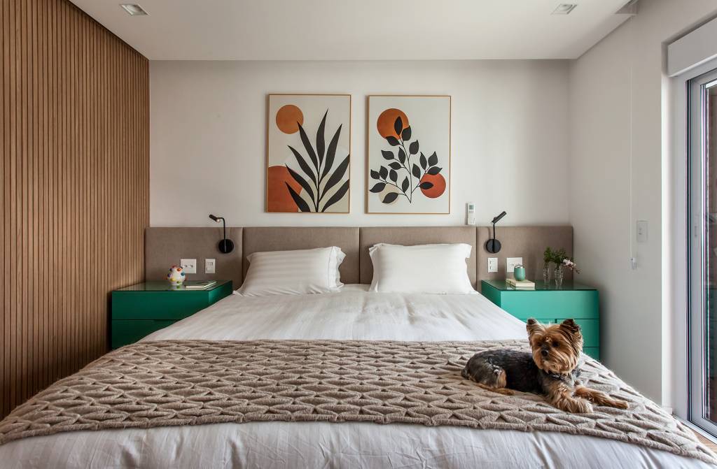 Paleta cores alegres tons terrosos décor apê 230 m2 Korman Arquitetos decoração quarto cama cabeceira ripado quadro