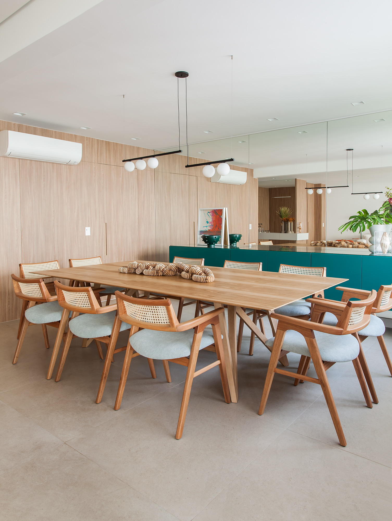 Paleta cores alegres tons terrosos décor apê 230 m2 Korman Arquitetos decoração sala jantar mesa cadeira aparador