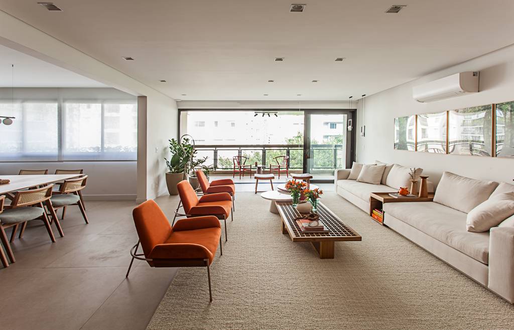 Paleta cores alegres tons terrosos décor apê 230 m2 Korman Arquitetos decoração sala estar varanda sofa poltrona tapete mesa madeira