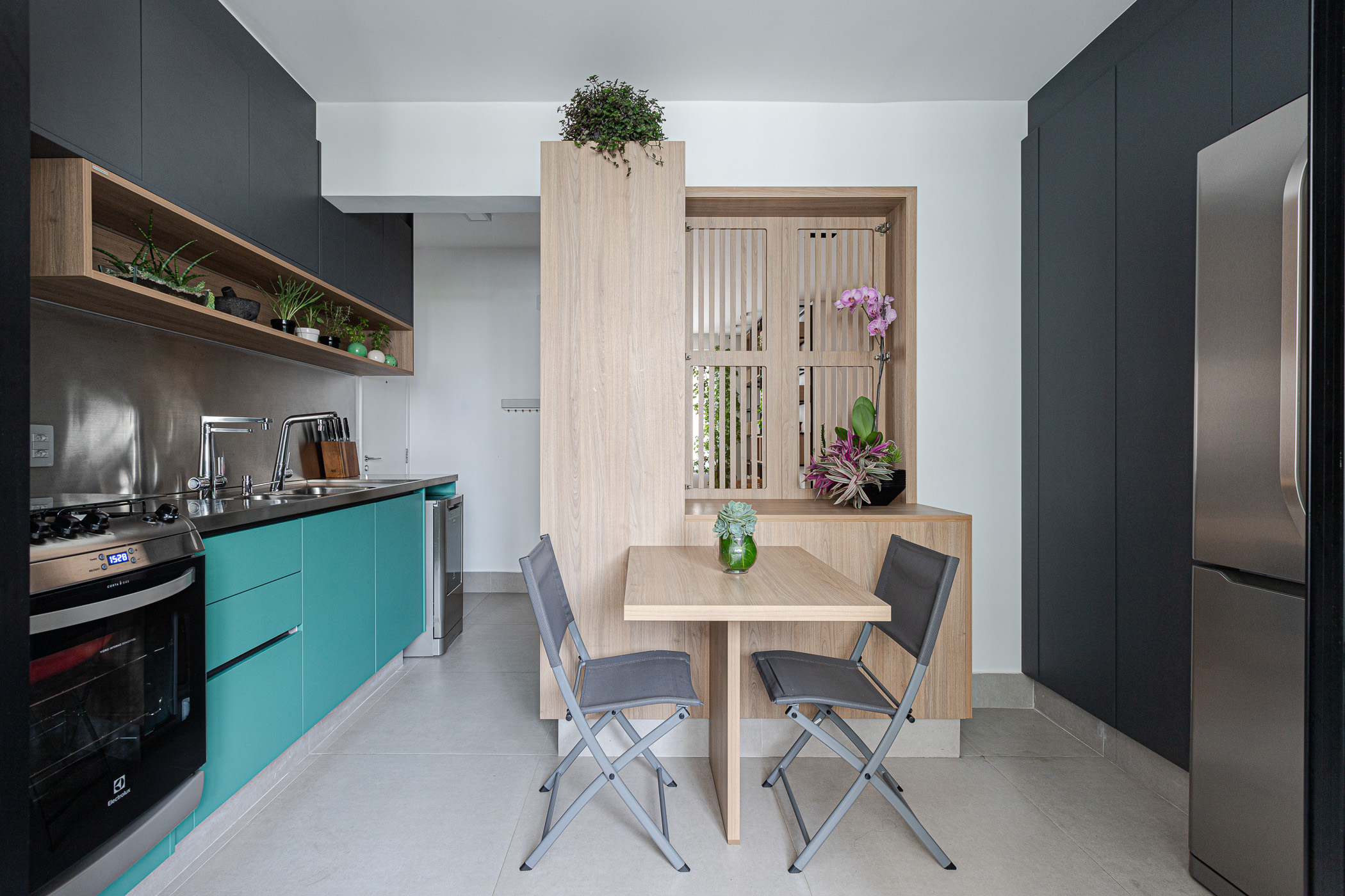 Cozinha inox marcenaria verde apartamento 95 m2 Inovando Arquitetura decoração sala jantar mesa cadeira madeira passa prato ripado cozinha