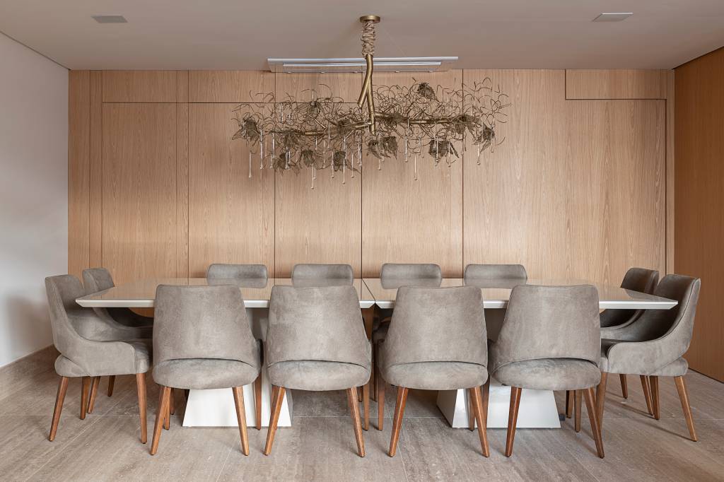 Sala de jantar com lustre e parede de drywall