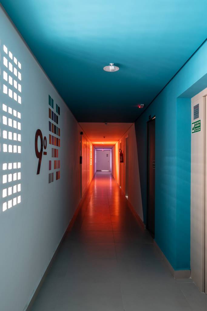Prédio uso misto elementos metálicos coloridos cobogós fachada Ilha Arquitetura urbanismo são paulo arquitetura