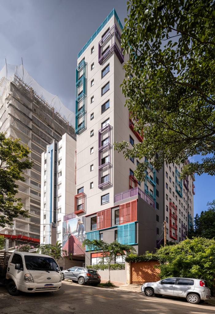 Prédio uso misto elementos metálicos coloridos cobogós fachada Ilha Arquitetura urbanismo são paulo arquitetura