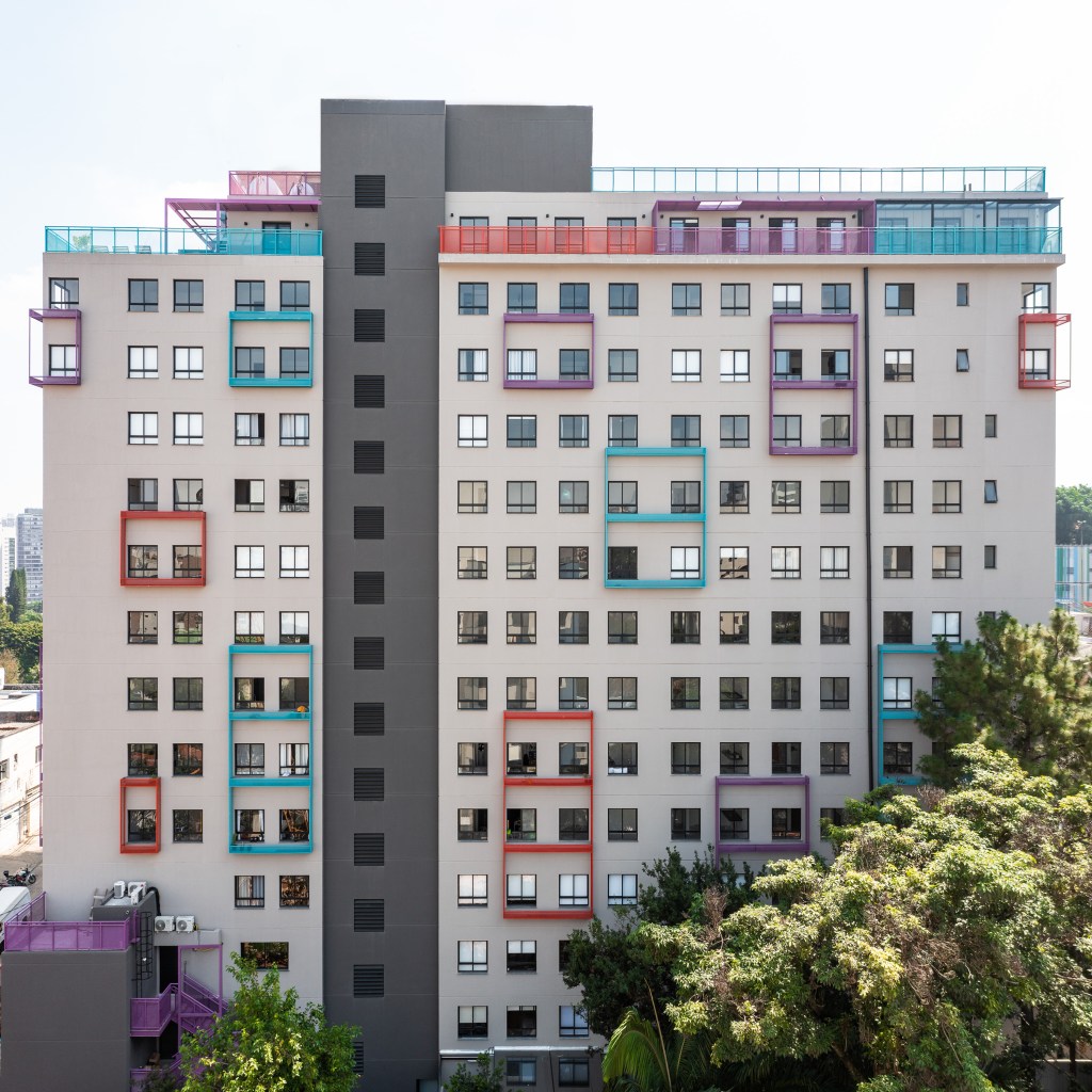 Prédio uso misto elementos metálicos coloridos cobogós fachada Ilha Arquitetura urbanismo são paulo arquitetura