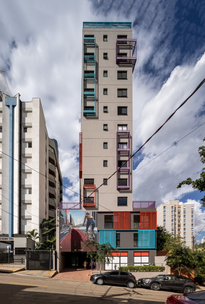Prédio uso misto elementos metálicos coloridos cobogós fachada Ilha Arquitetura urbanismo são paulo arquitetura