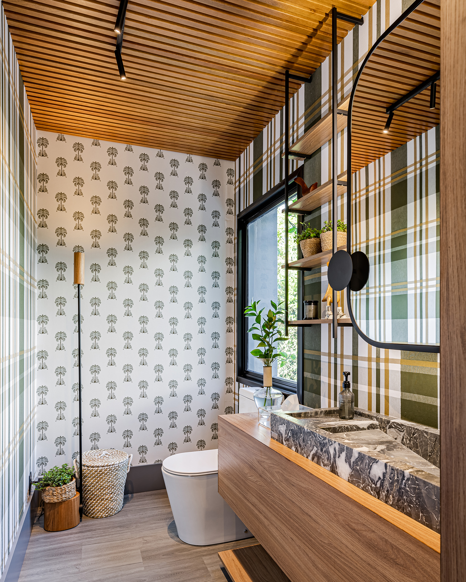 Escritório arquitetura sede cara casa campo Acanto Arquitetura decoração madeira banheiro lavabo espelho papel de parede