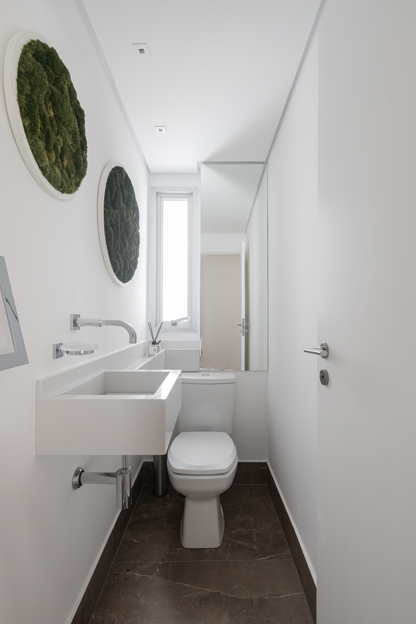 Memórias afetivas mix de revestimentos apê 110 m2 Inovando Arquitetura decoração banheiro espelho quadro