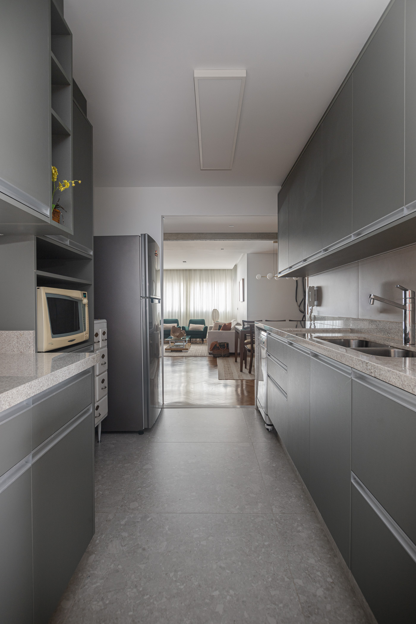 Memórias afetivas mix de revestimentos apê 110 m2 Inovando Arquitetura decoração cozinha porta armarios cinza marcenaria