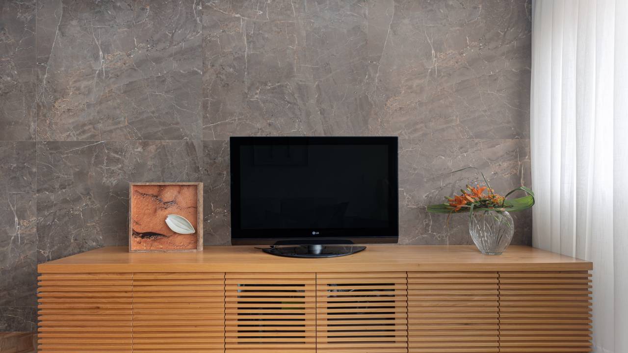 Memórias afetivas mix de revestimentos apê 110 m2 Inovando Arquitetura decoração sala estar rack tv marmore cortina