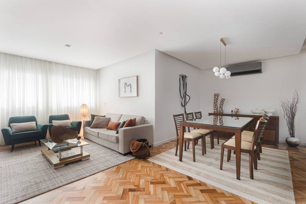 Memórias afetivas mix de revestimentos apê 110 m2 Inovando Arquitetura decoração sala jantar estar sofa mesa tapete vaso cortina poltrona