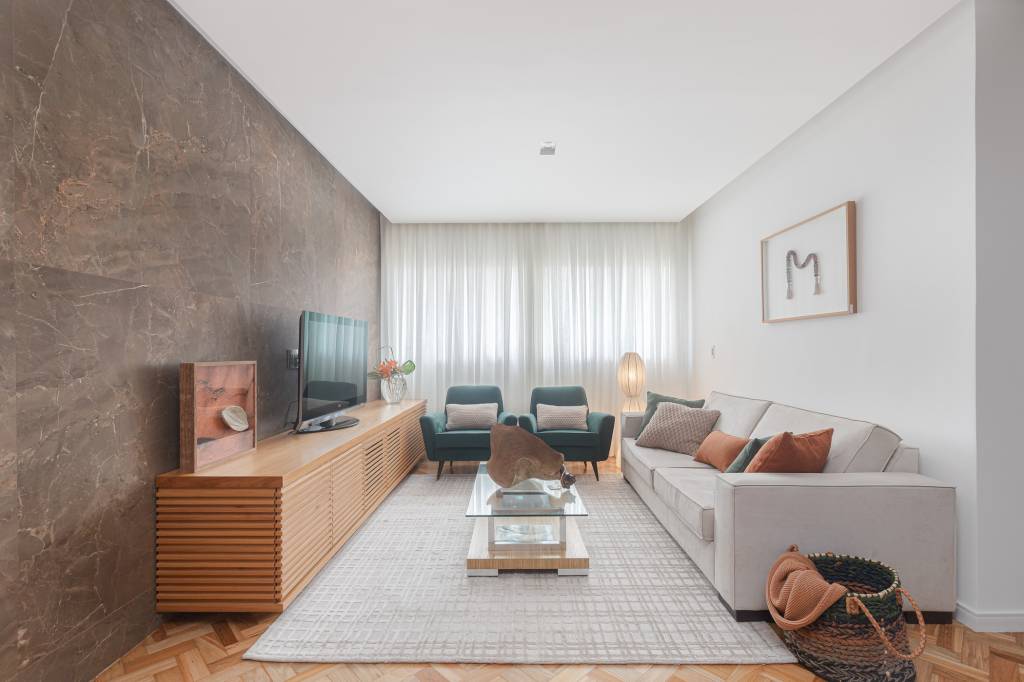 Memórias afetivas mix de revestimentos apê 110 m2 Inovando Arquitetura decoração sala estar sofa tapete mesa marmore cortina quadro