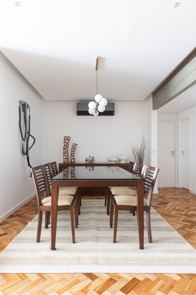 Memórias afetivas mix de revestimentos apê 110 m2 Inovando Arquitetura decoração sala jantar tapete mesa cadeira aparador