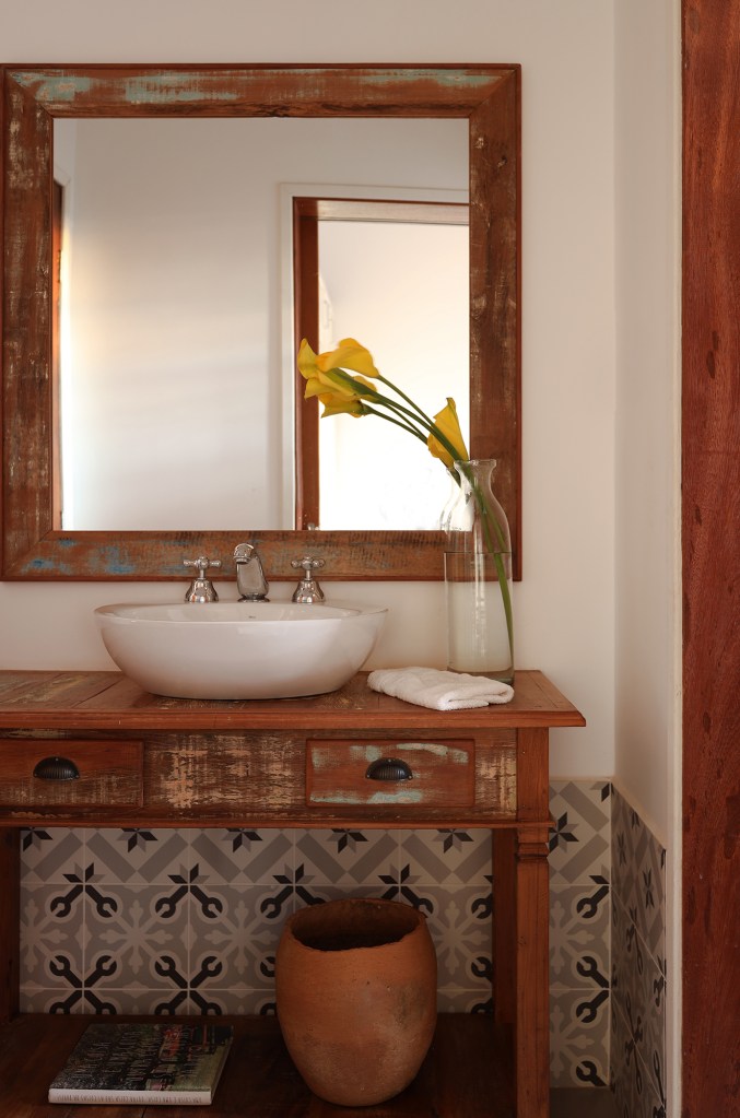 Móveis garimpados vista pôr do sol casa 260 m2 Juliana Fabrizzi arquitetura jardim banheiro madeira espelho ladrilho