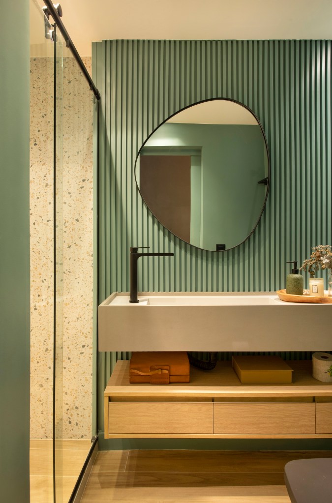 Néon rosa verde décor apê 160 m2 Rio de Janeiro UP3 Arquitetura decoração apartamento banheiro verde ripado espelho torneira