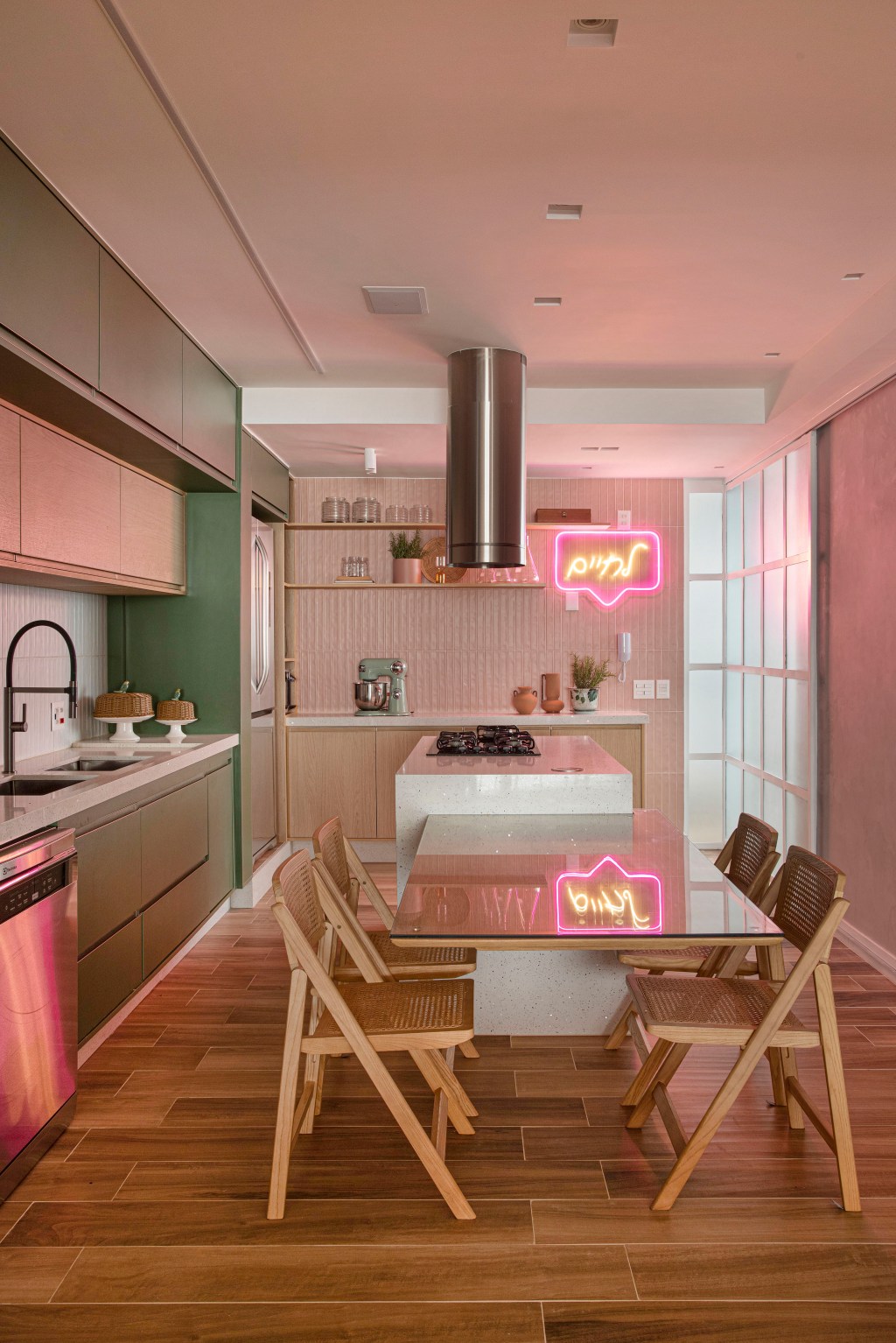 Néon rosa verde décor apê 160 m2 neon Rio de Janeiro UP3 Arquitetura decoração apartamento cozinha verde rosa armario mesa bancada ilha neon