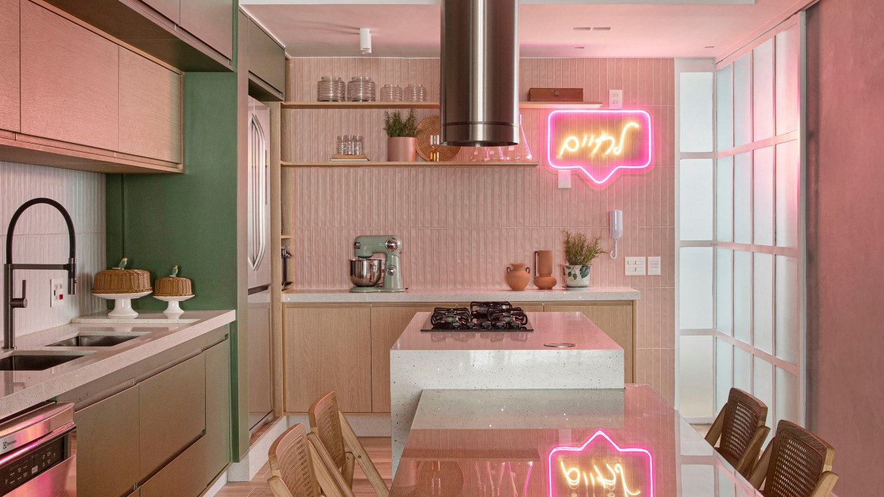 Néon rosa verde décor apê 160 m2 neon Rio de Janeiro UP3 Arquitetura decoração apartamento cozinha verde rosa armario mesa bancada ilha neon