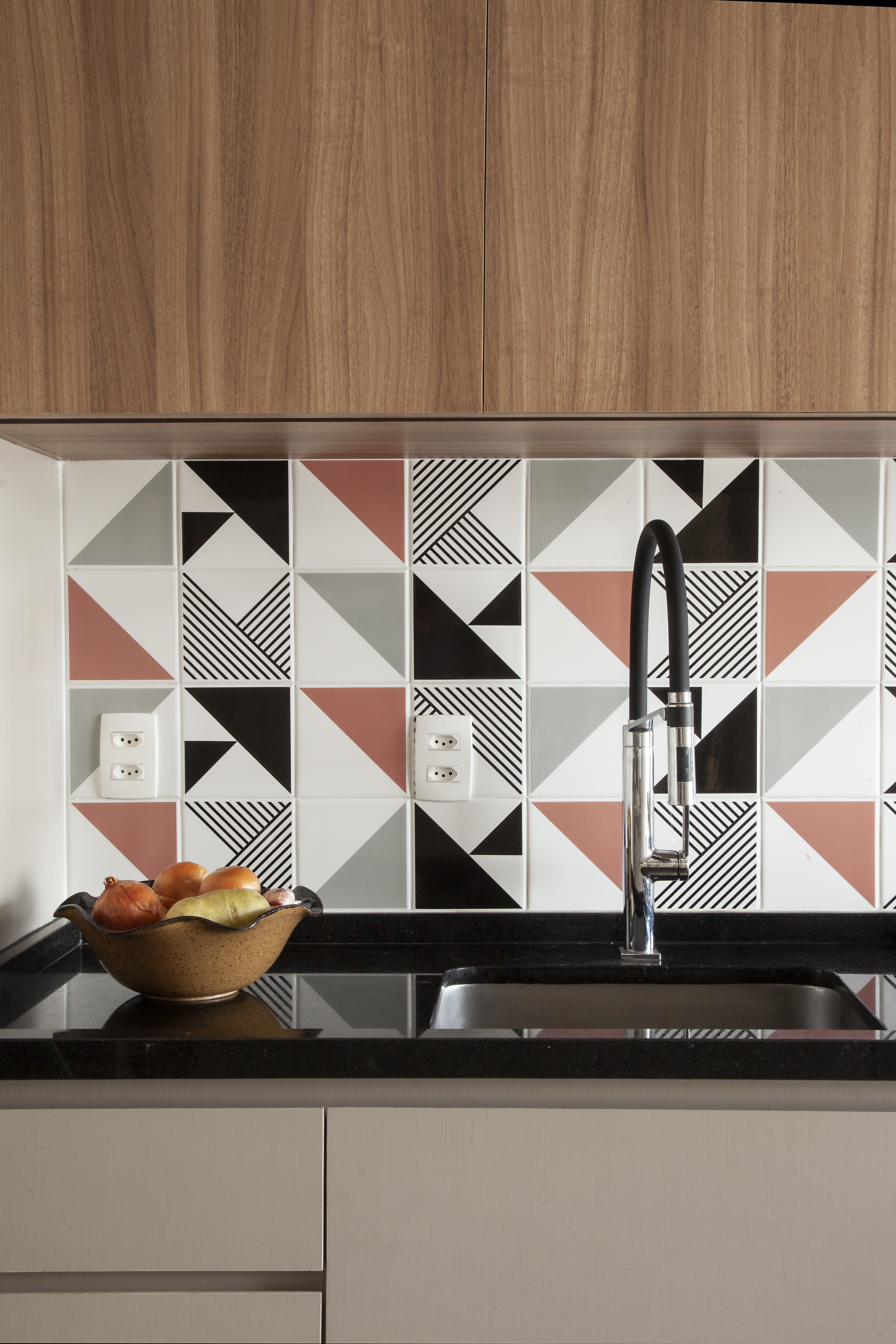 Cozinha integrada com bancada e parede com backsplash de azulejos coloridos