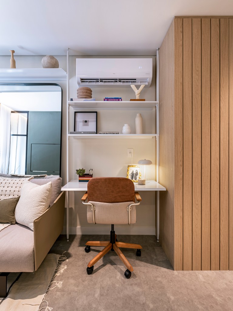 Studio 44 m2 cozinha ilha, churrasqueira lavanderia INN Arquitetura apartamento pequeno sala sofa home office marcenaria