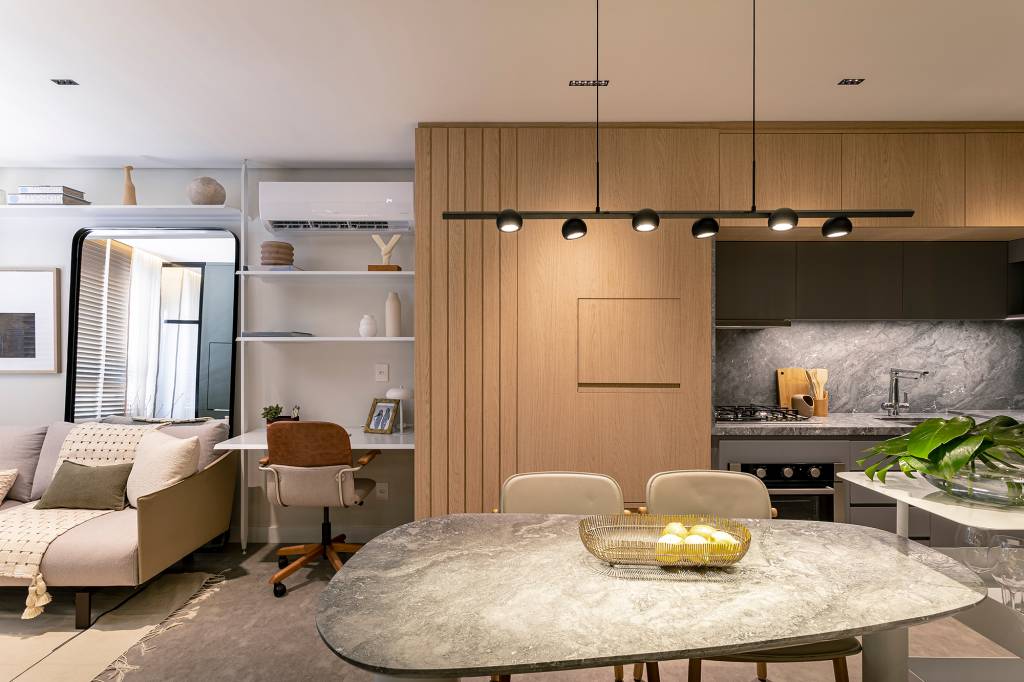 Studio de 44 m² possui cozinha com ilha, churrasqueira e lavanderia