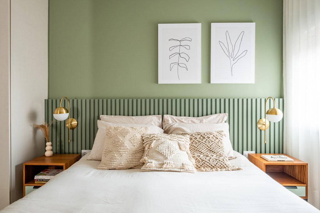 Tijolinhos madeira plantas palha apê 80 m2 Studio Moby Dick decoração apartamento quarto painel ripado cabeceira cama quadro cortina verde
