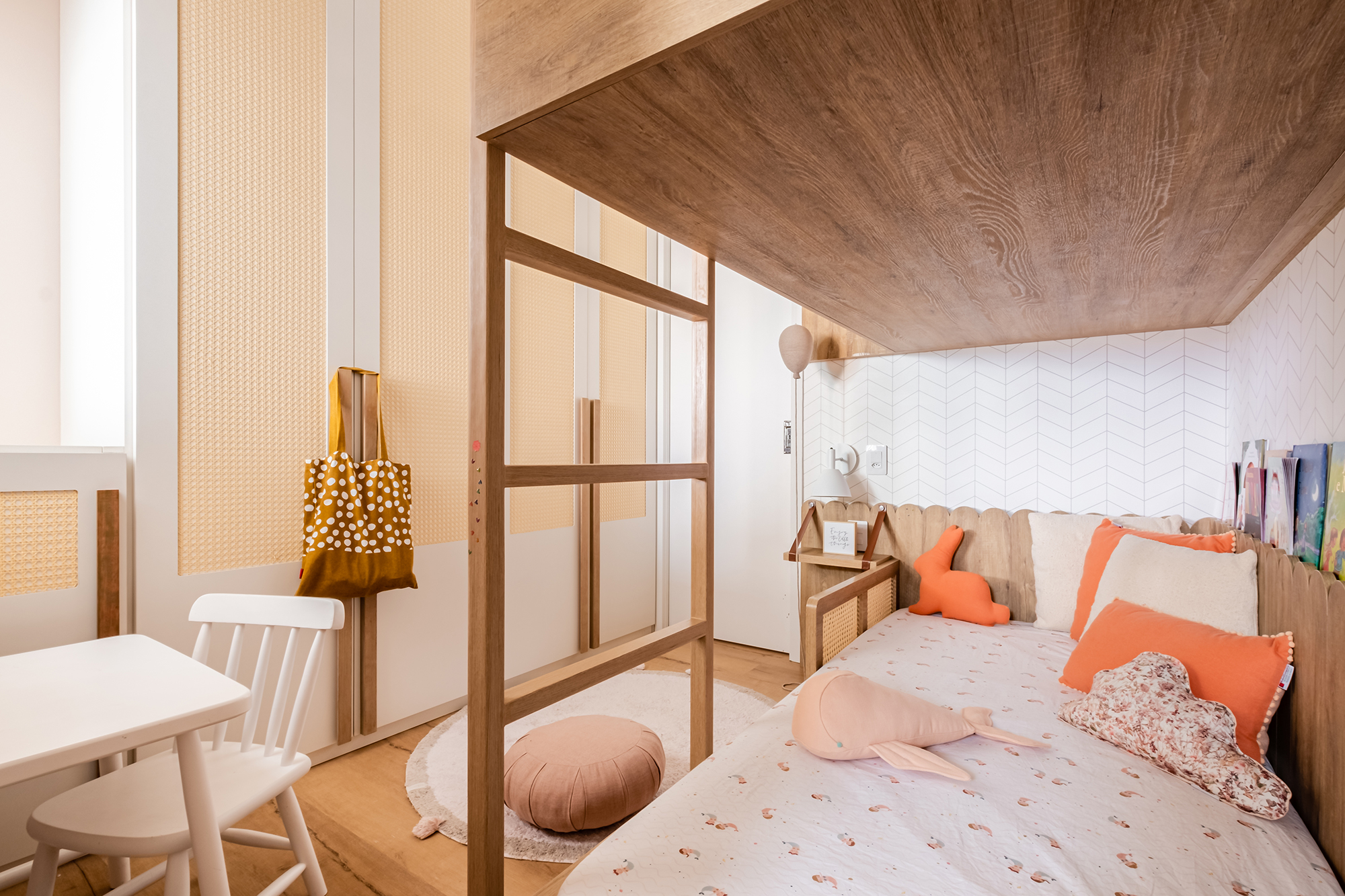 Tijolinhos madeira plantas palha apê 80 m2 Studio Moby Dick decoração apartamento quarto infantil beliche madeira criança