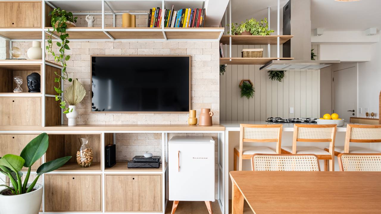 Tijolinhos madeira plantas palha apê 80 m2 Studio Moby Dick decoração apartamento sala estar jantar tv marcenaria bancada mesa cozinha americana