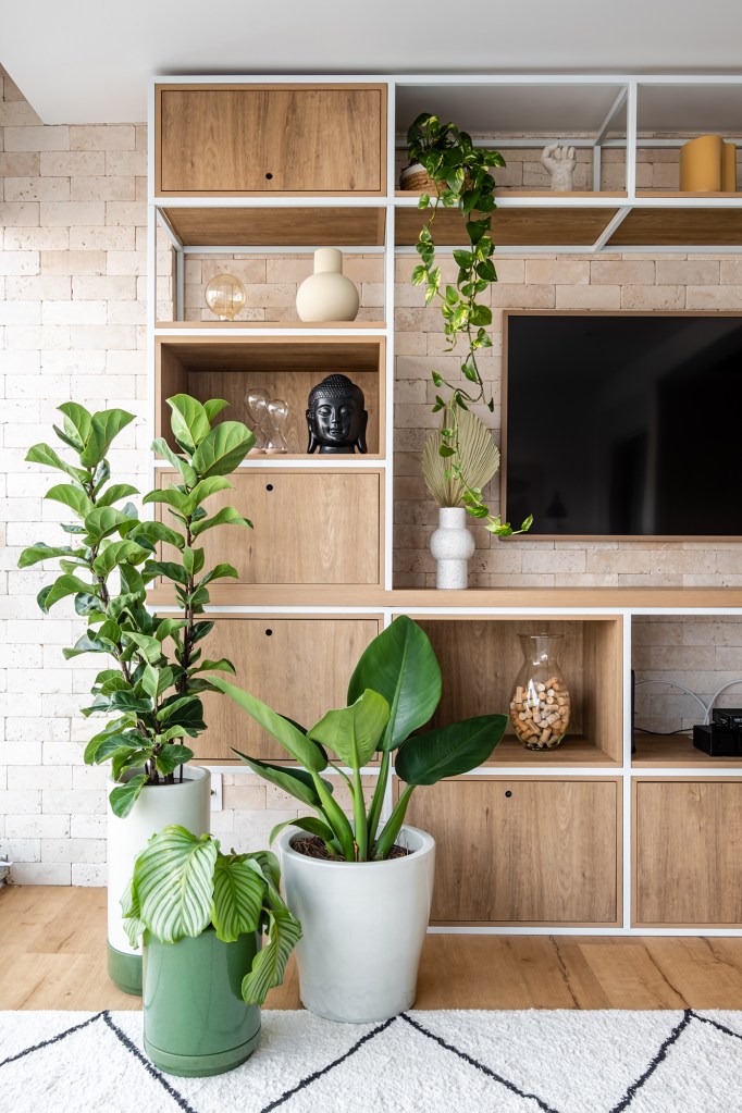 Tijolinhos madeira plantas palha apê 80 m2 Studio Moby Dick decoração apartamento sala estar tv marcenaria vaso
