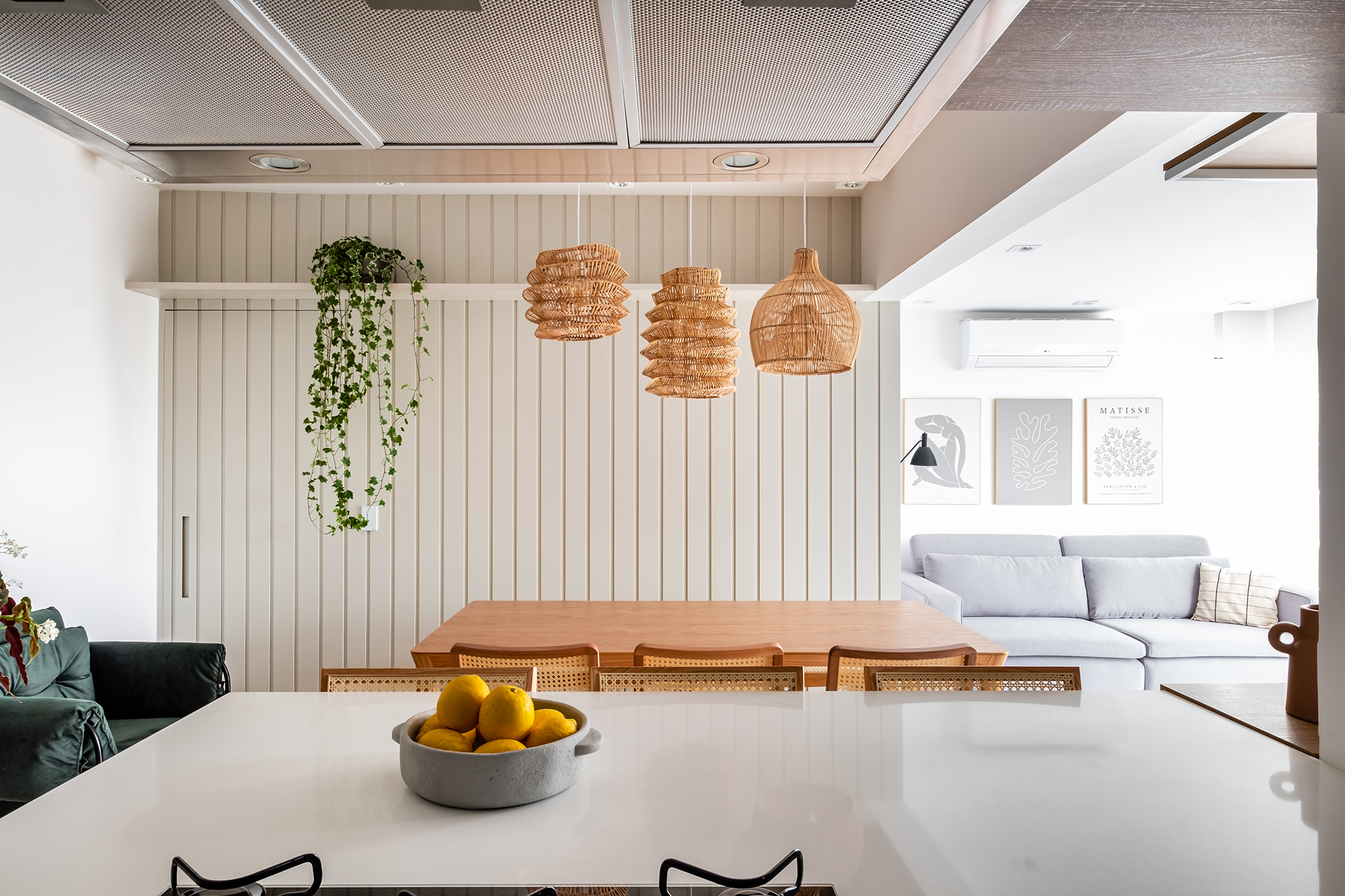 Tijolinhos madeira plantas palha apê 80 m2 Studio Moby Dick decoração apartamento sala jantar ripado mesa cadeira luminaria cozinha
