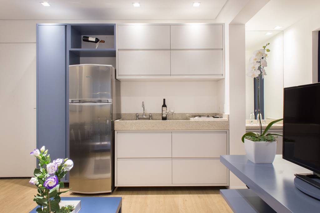 Cinza azul lavanderia armário apê 29 m2 Inovando Arquitetura decoração estudio sala cozinha mesa armario tv