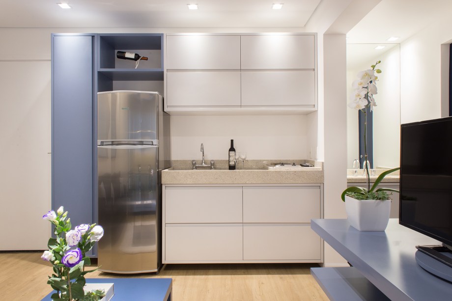 Cinza e azul e lavanderia dentro do armário marcam este apê de 29 m²